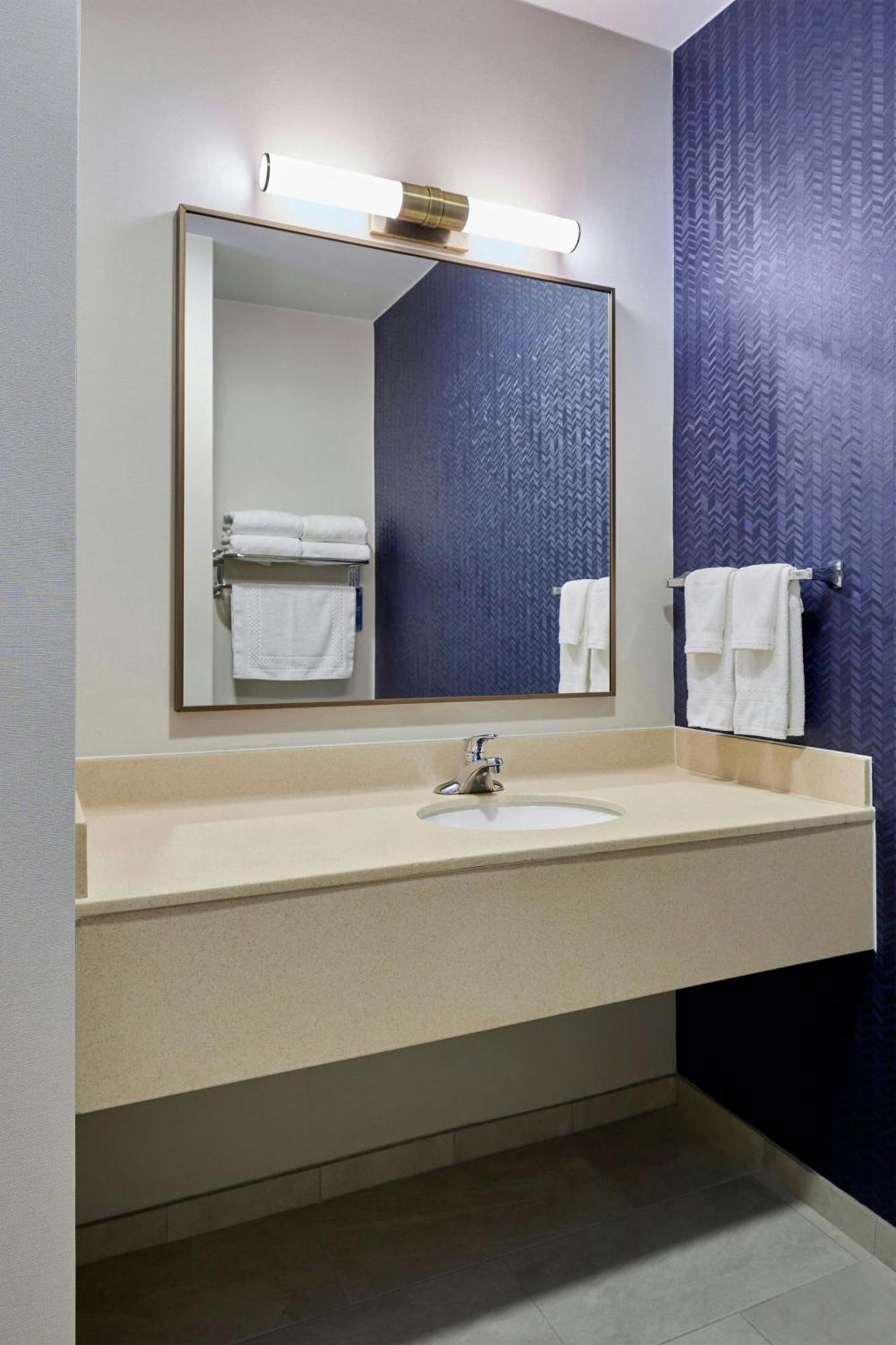 Fairfield Inn & Suites Burlington Exterior photo